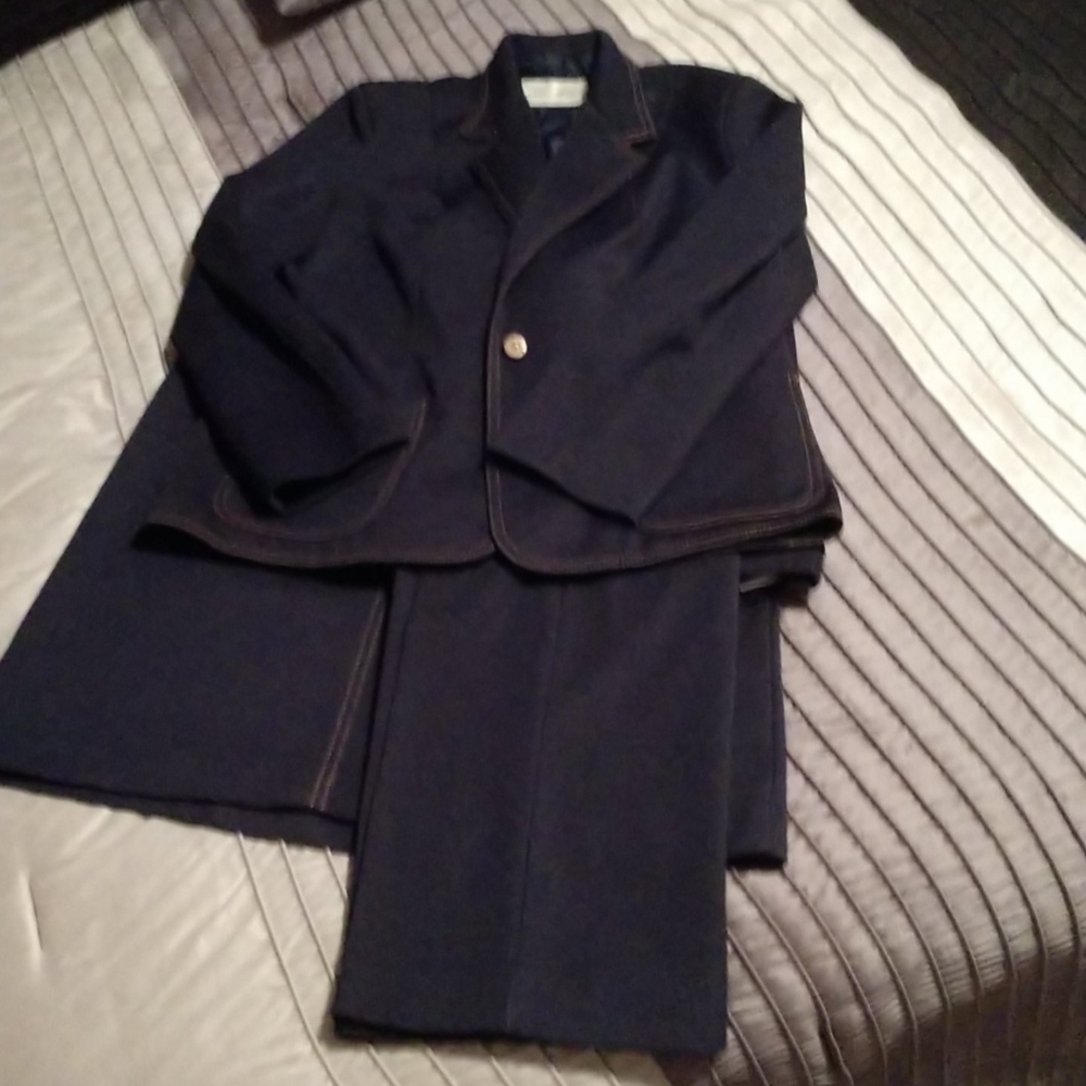 Suit - Picture 3 of 3